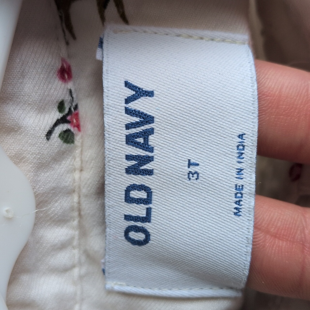White collared shirt with flower and deer print - Picture 2 of 5